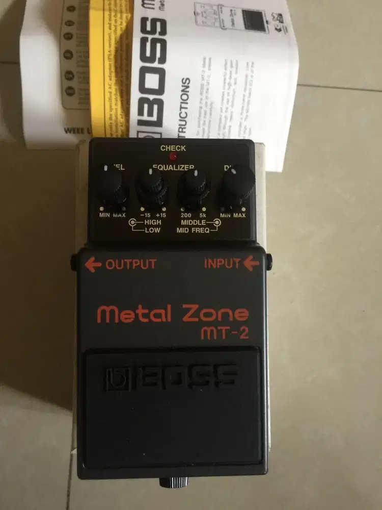 Efek gitar BOSS MT2 & Behringer VD400