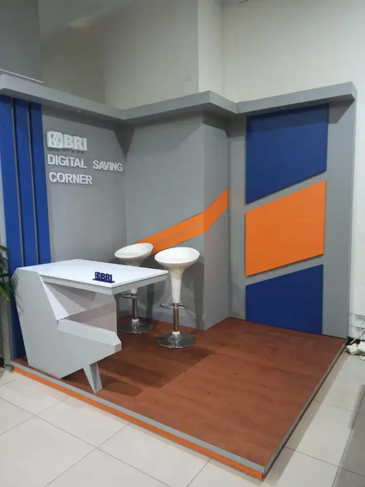 Backdrop kantor letter L dan level lantai vinyl