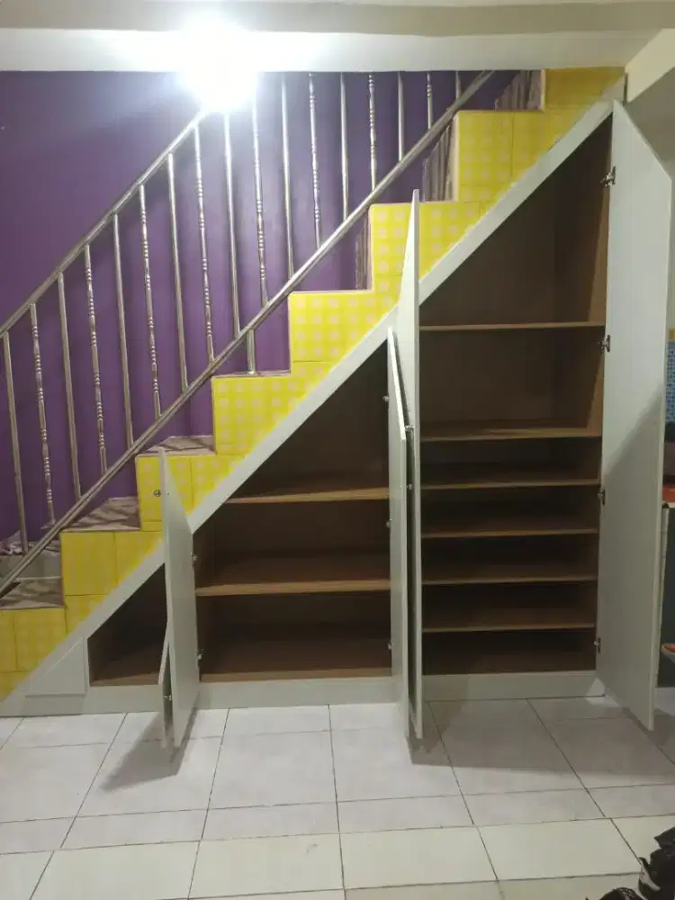 Kabinet lemari bawah tangga