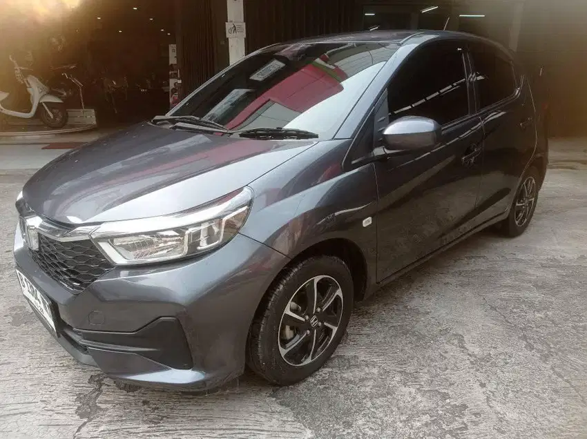 (Harga Cash) Honda Brio E Automatic 2023 Abu metalik.