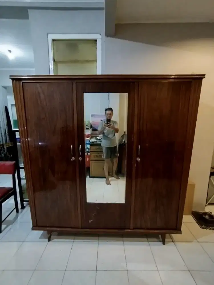 LEMARI JATI TUA ANTIK USIA 65 TAHUN