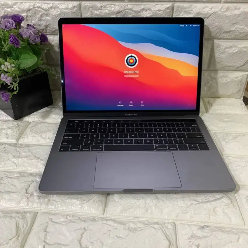 APPLE MacBook Pro 2020 chip M1 Ram 8 Gb SSD 256Gb layar 13 inch D-RTV