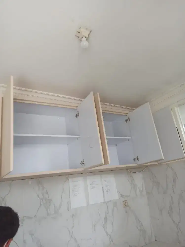 Lemari dapur atas lemari gantung
