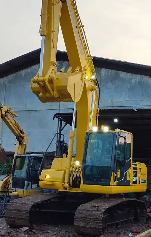 Dijual Excavator Komatsu PC200-8MO Tahun 2015
