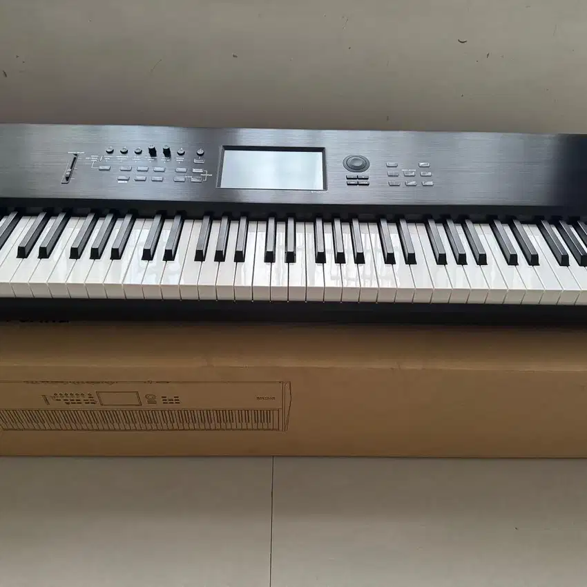 Workstation Keyboard Korg Nutilus 88 Keys Like New & No Minus
