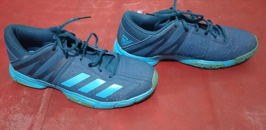 Sepatu badminton
