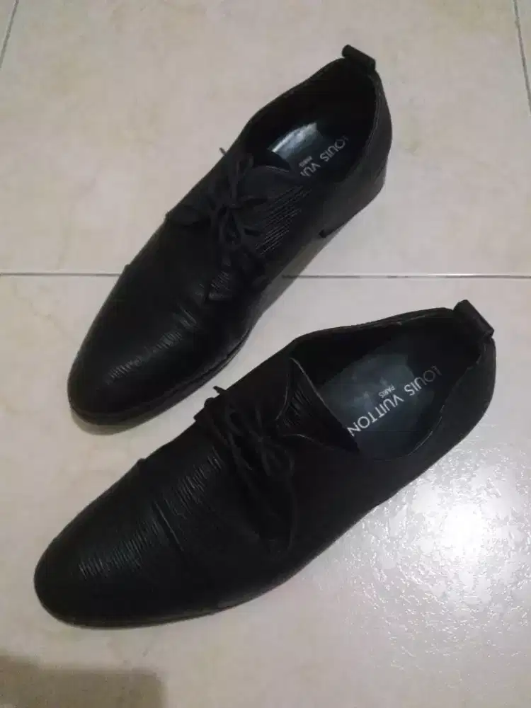 Sepatu Pantofel kulit LOUIS VUITTON asli no 42 Mulus/fresh 1x pakai