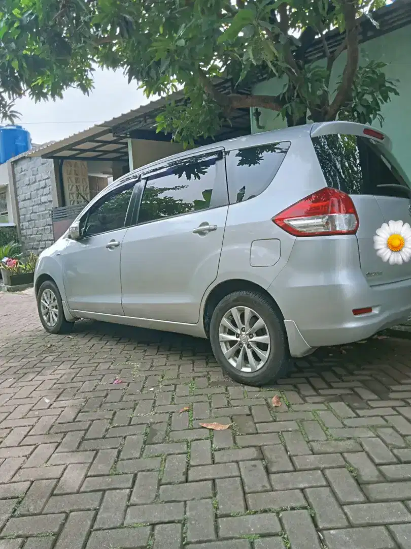 Suzuki Ertiga ,bensin,manual,warna silver THN 2012