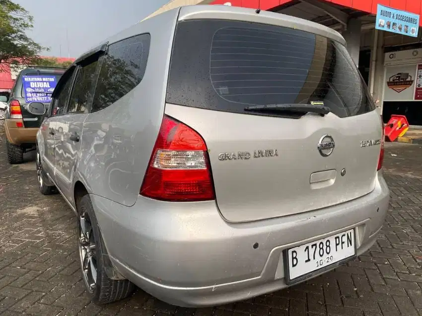 nisan grand livina 15xv thn2009 w silver met automatic