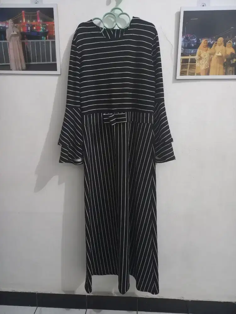 Dress wanita warna hijau dan hitam bermotif