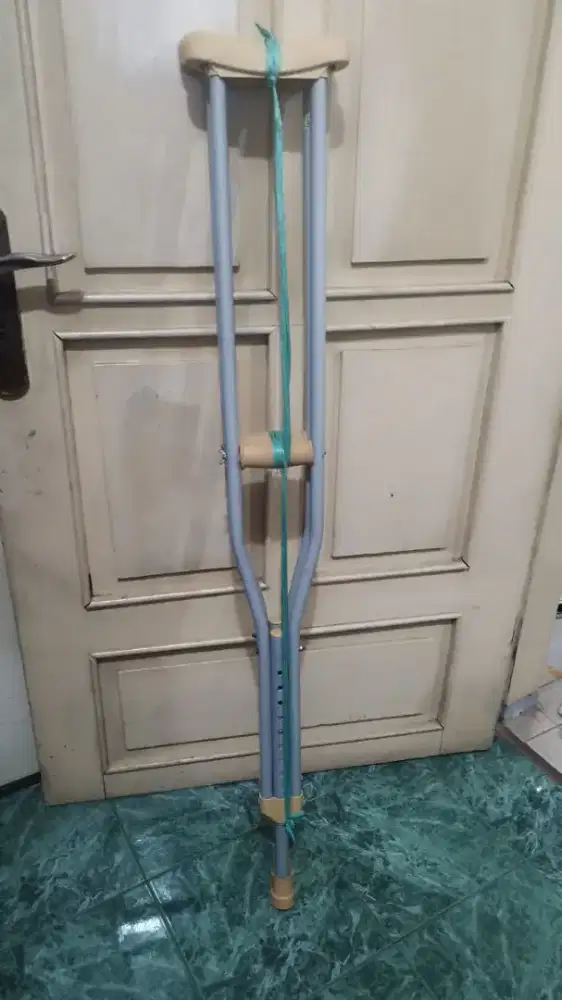 tongkat cruck kaki sepasang,kondisi mulus tanpa minus,NEGO