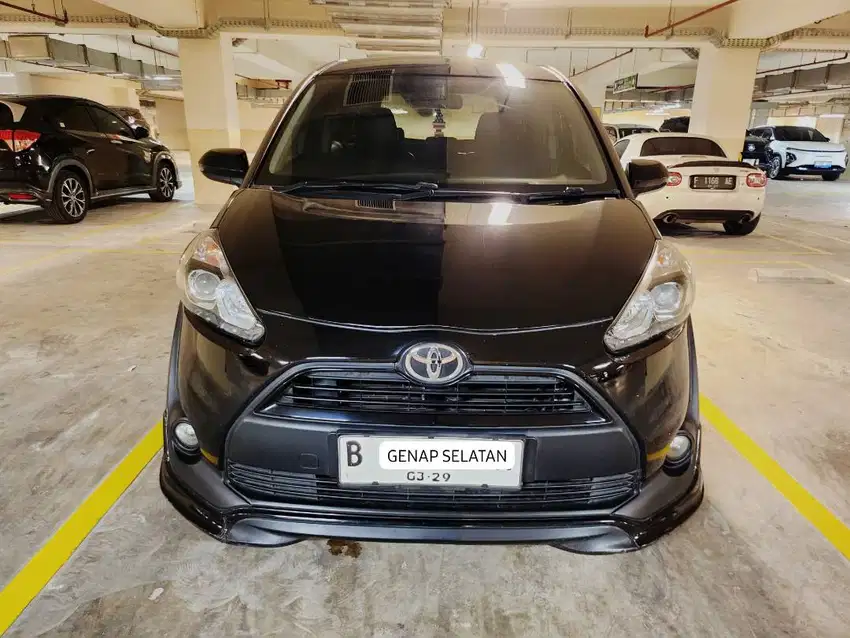 DIJUAL TOYOTA Sienta 1.5 E M/T Hitam