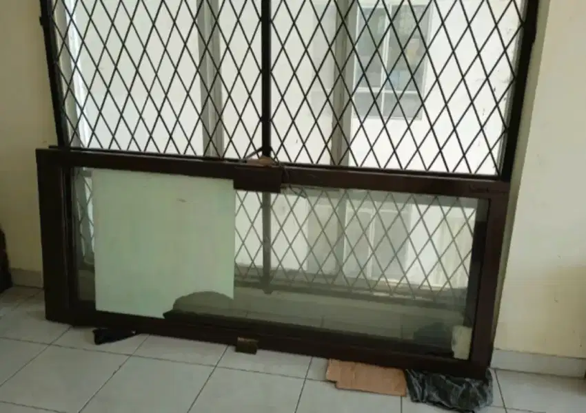 Pintu kaca ruko bekas second