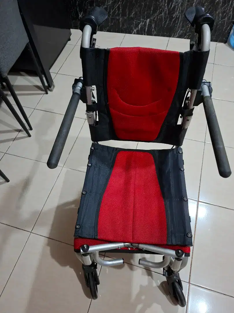 Kursi roda lipat
