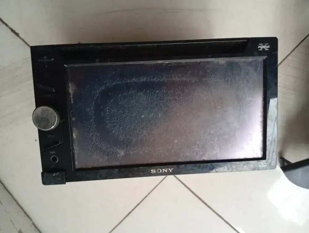 Gril dan list kap mesin, tape, dan cover dasbor Kijang Innova 2005