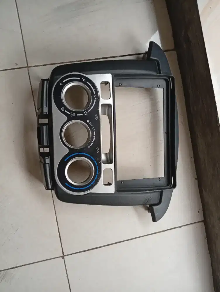 Gril dan list kap mesin, dan cover dasbor Kijang Innova 2005