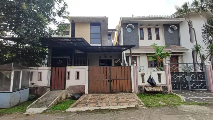 Dijual Rumah renovasi  2 lt di Kencana Loka BSD