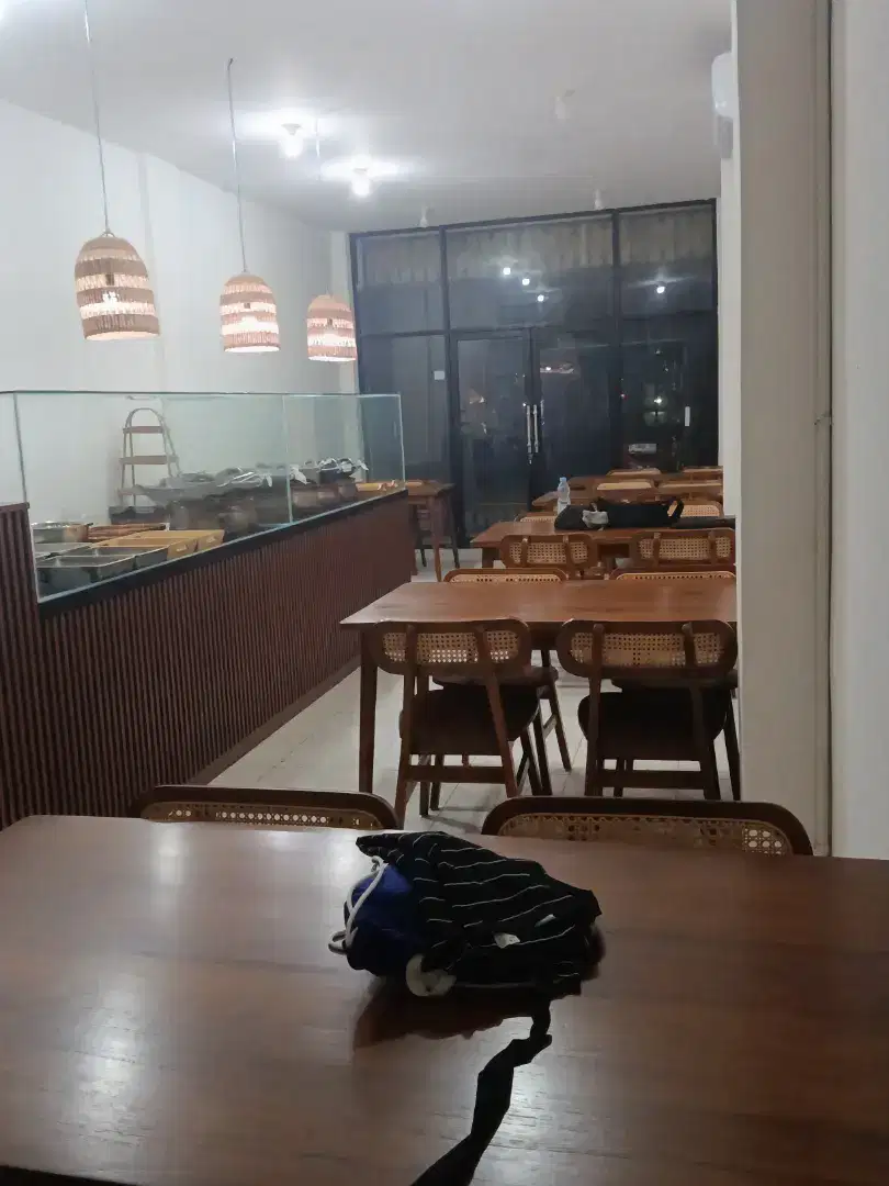 DIBUTUHKAN SEGERA WAITRESS