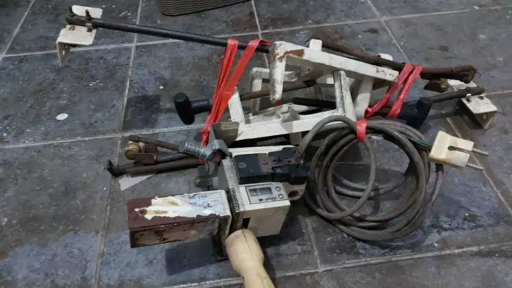 Pisau lempar, potong kain ( sarung )