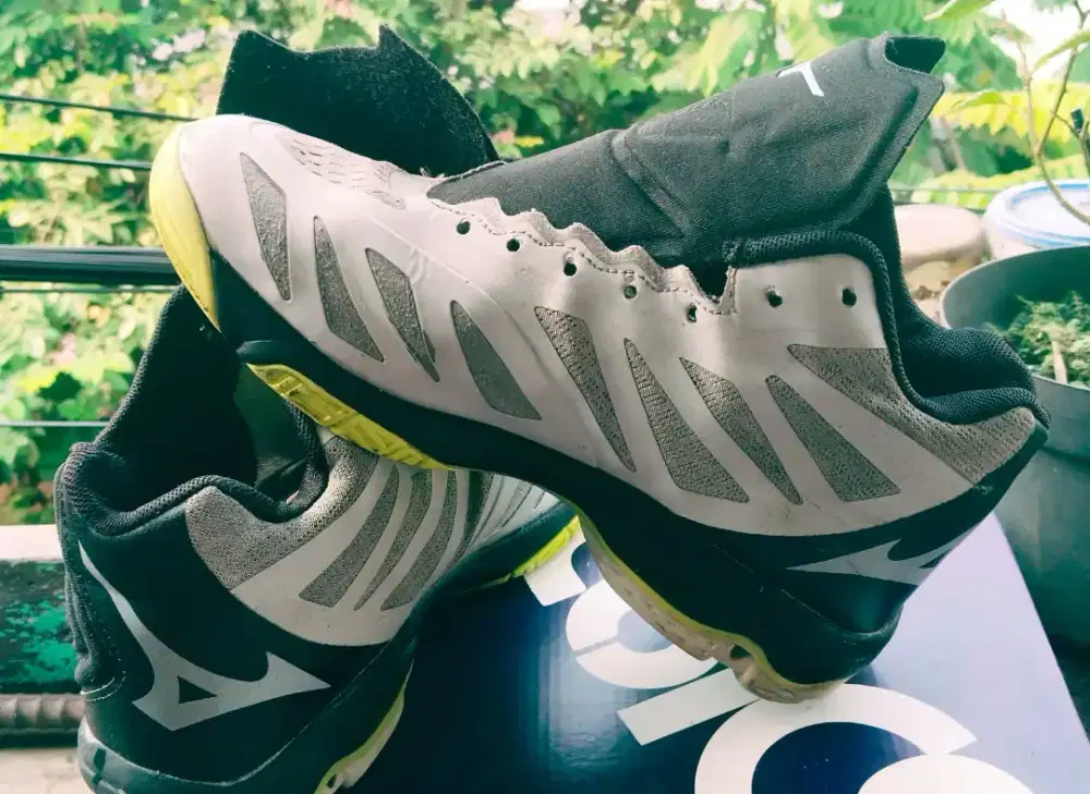 Mizuno wave Lightning volley ball