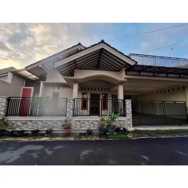 Dijual rumah siap huni 2 lantai di purwokerto utara.