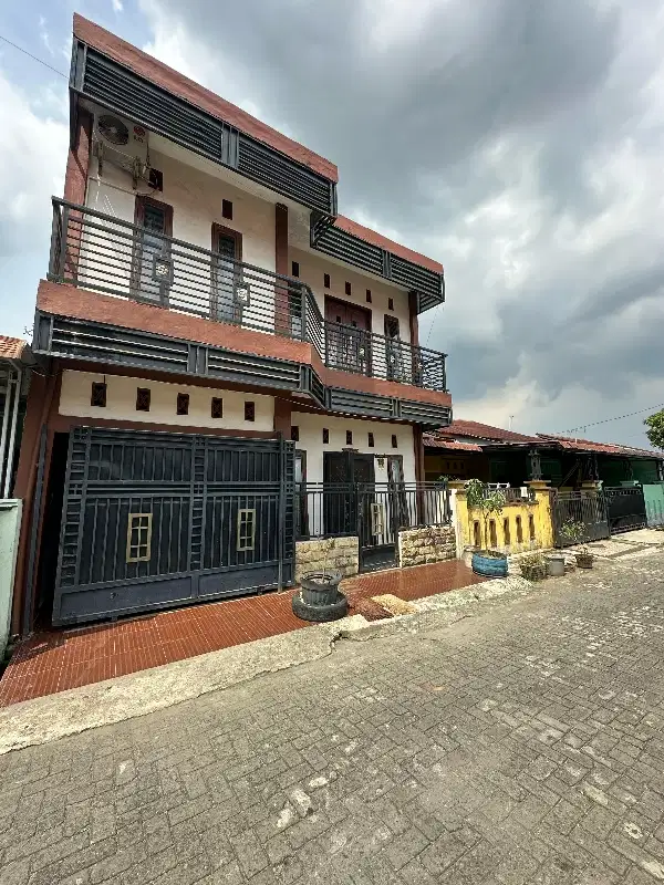 Rumah 2 Lantai Cuman 300 Jutaan, Di Sunggal, Lebar 7 Nih!