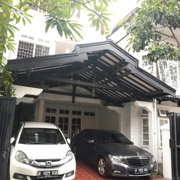 Tebet rumah di area strategis sangat dekat ke stasiun kereta api