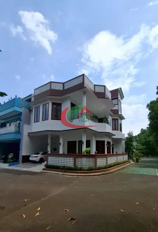 Dijual rumah legenda wisata cibubur. 3 lantai hoek