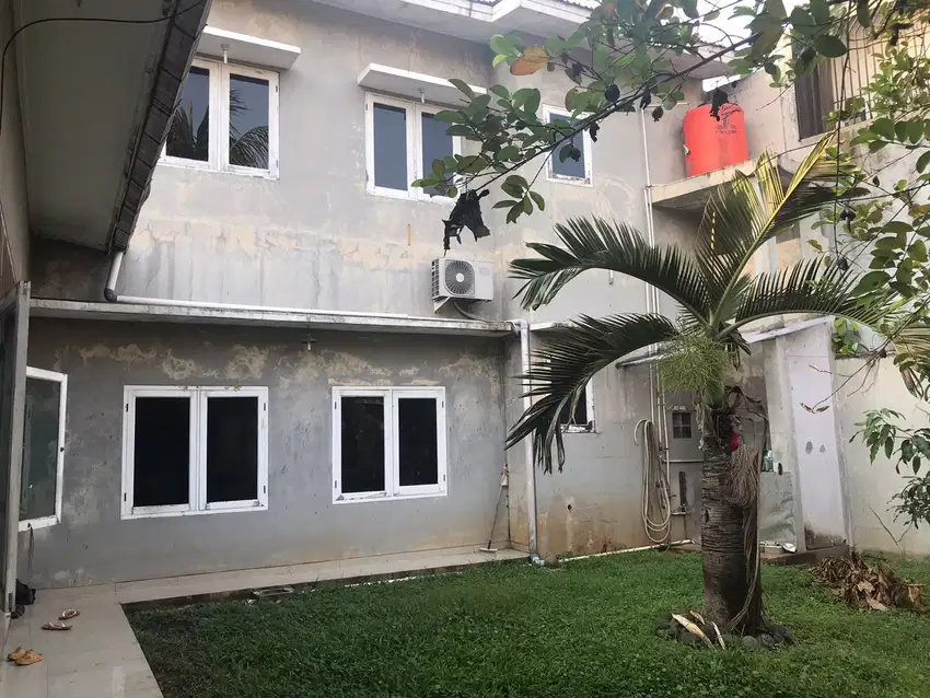 Rumah Dijual Dengan Halaman Luas Di Villa Melati Mas