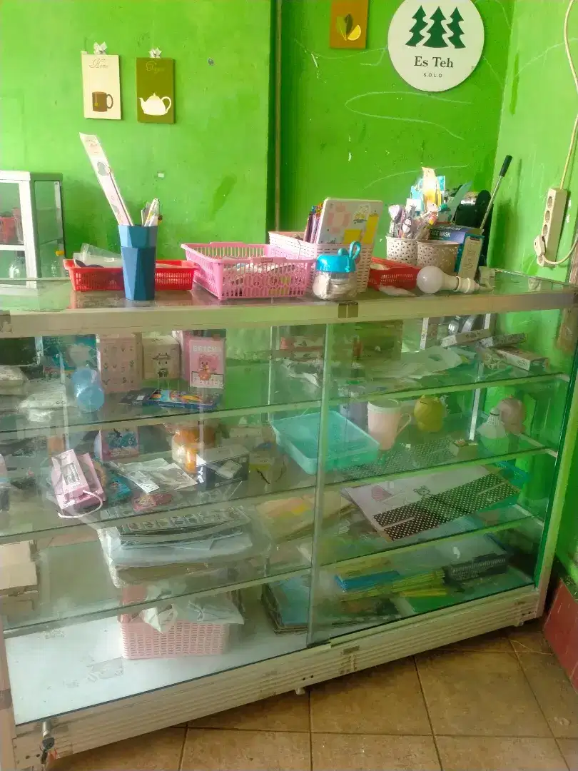 Etalase bekas alat tulis