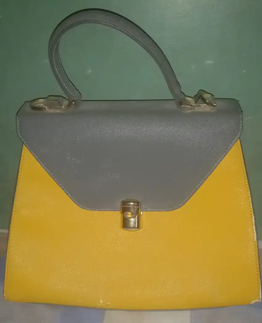 Preloved Tas Bahu Charles and Keith