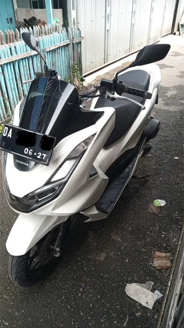 Jual honda pcx warna putih pemakaian pribadj