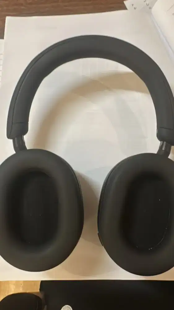 Headphone Sony WH 1000XM5 (Warna Hitam) seperti baru, kondisi mulus
