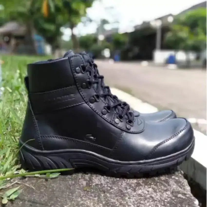 Safety boots Sepatu Safety Pria bahan kulit asli - Black/Hitam -