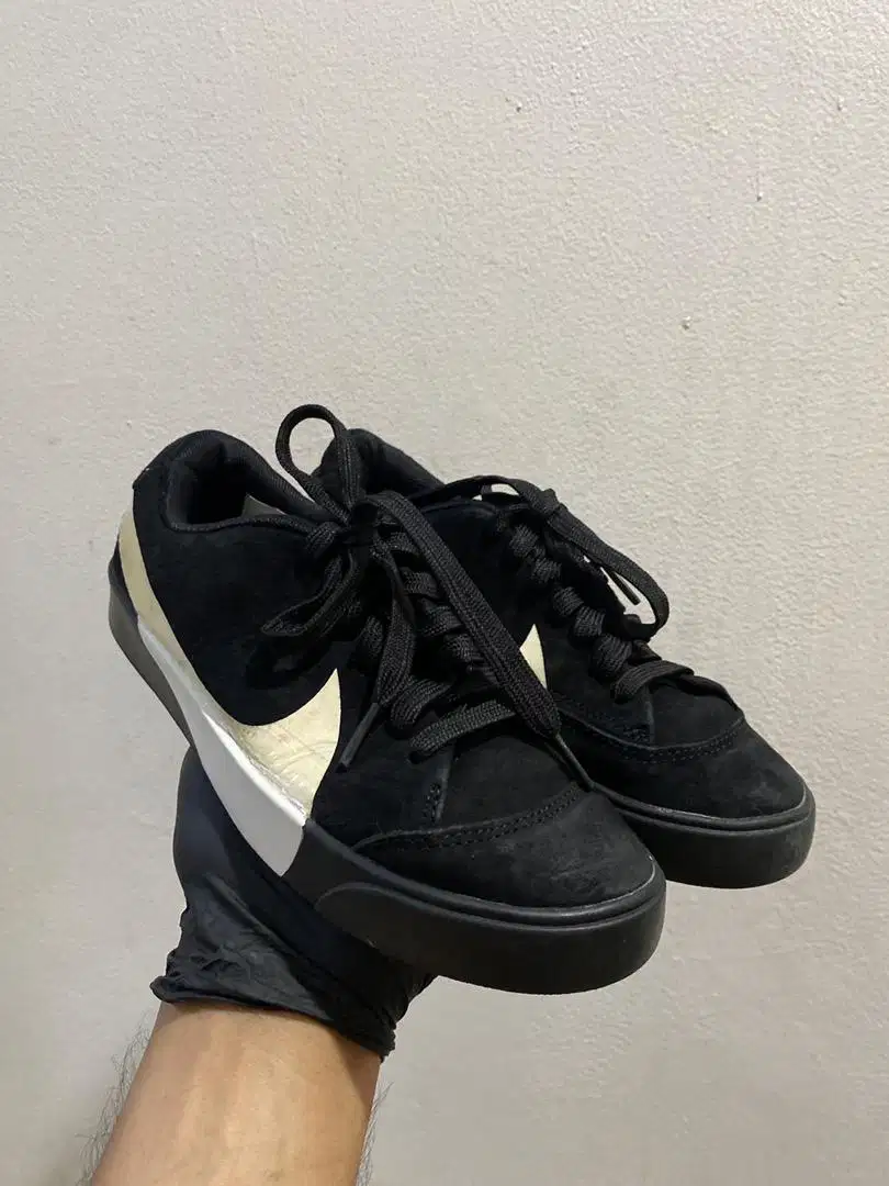 Sneakers anak nike low city black suede 3-4 thn original