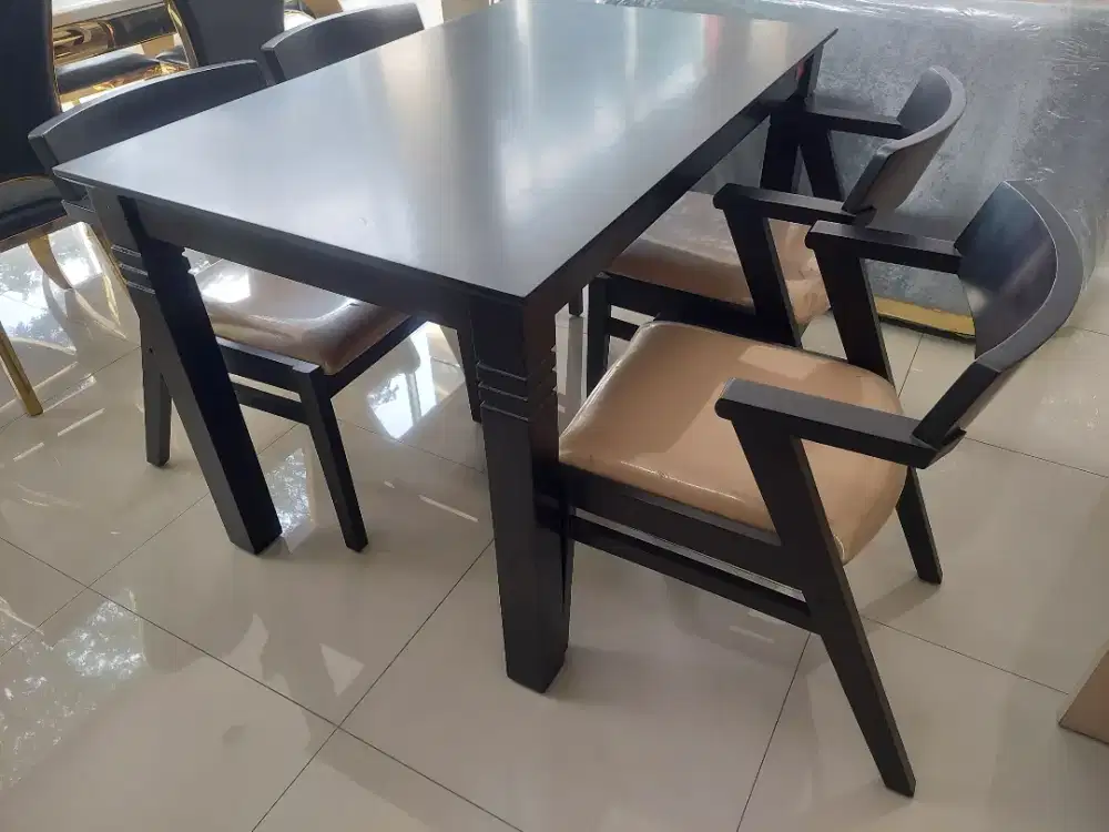 Meja Makan Set + 4 Kursi Kayu Solid Hokky Malkot