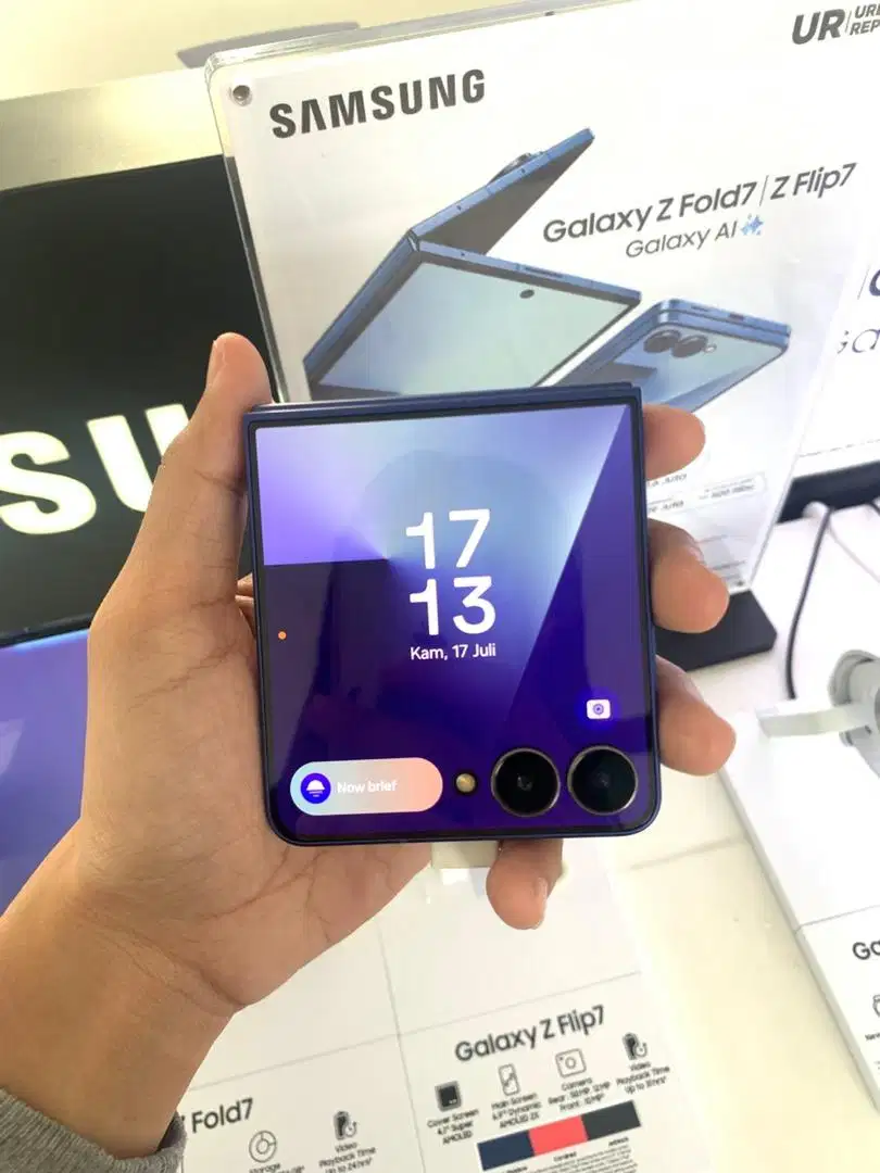 PREE ORDER ZFLIP 7 ( free upgrade memory)