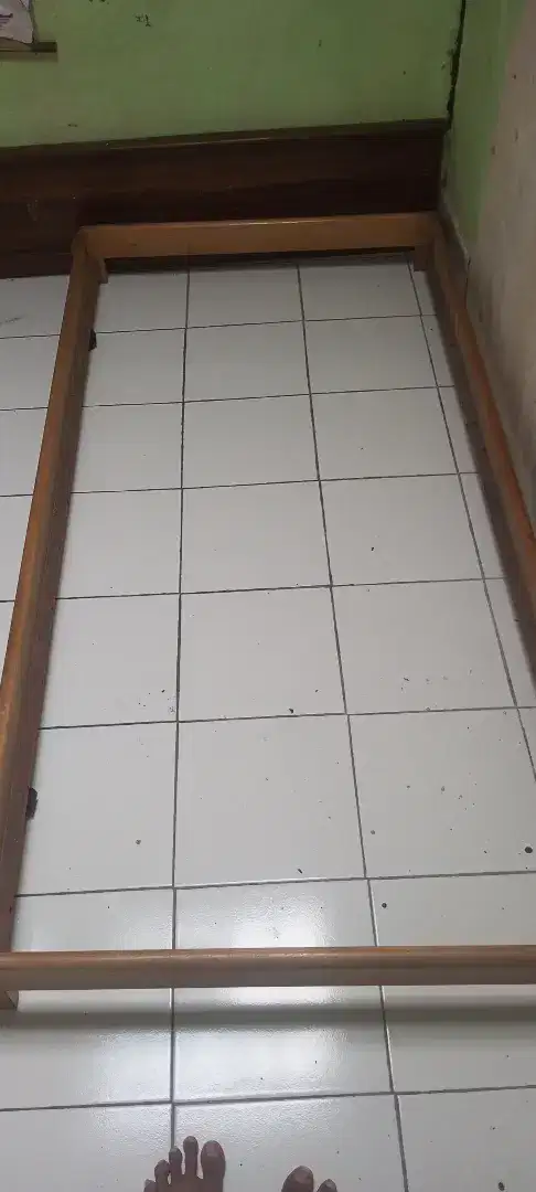 Tempat tidur kayu bawah