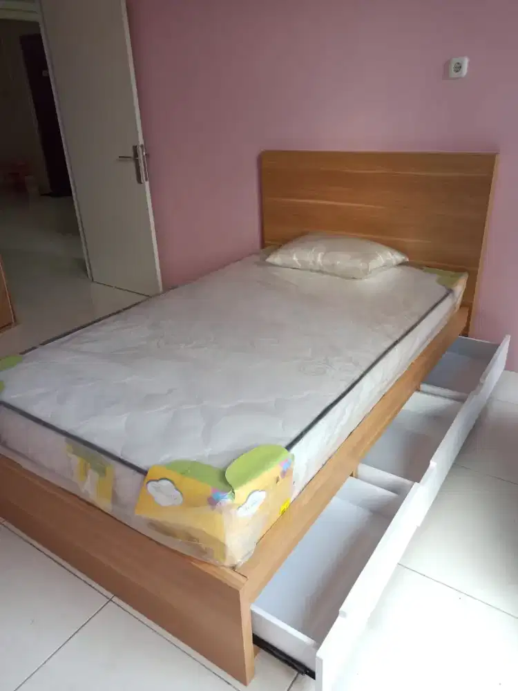 Dipan tiga laci bawah minimalis