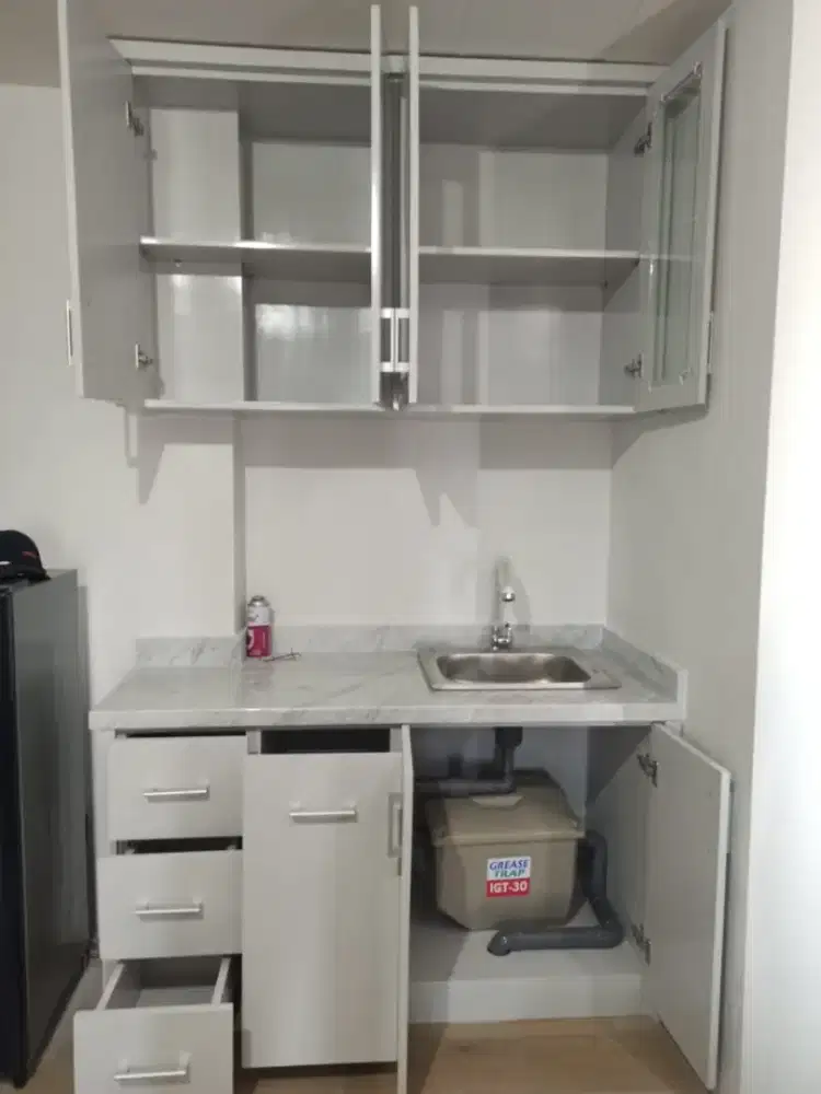 Kitchen apartemen kabinet atas bawah dan penyaringan gstrap