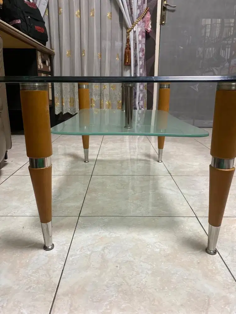 Meja ruang tamu kaca