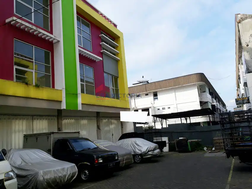 Ruko Strategis di Pasar Besar Cocok untuk Usaha & Kantor