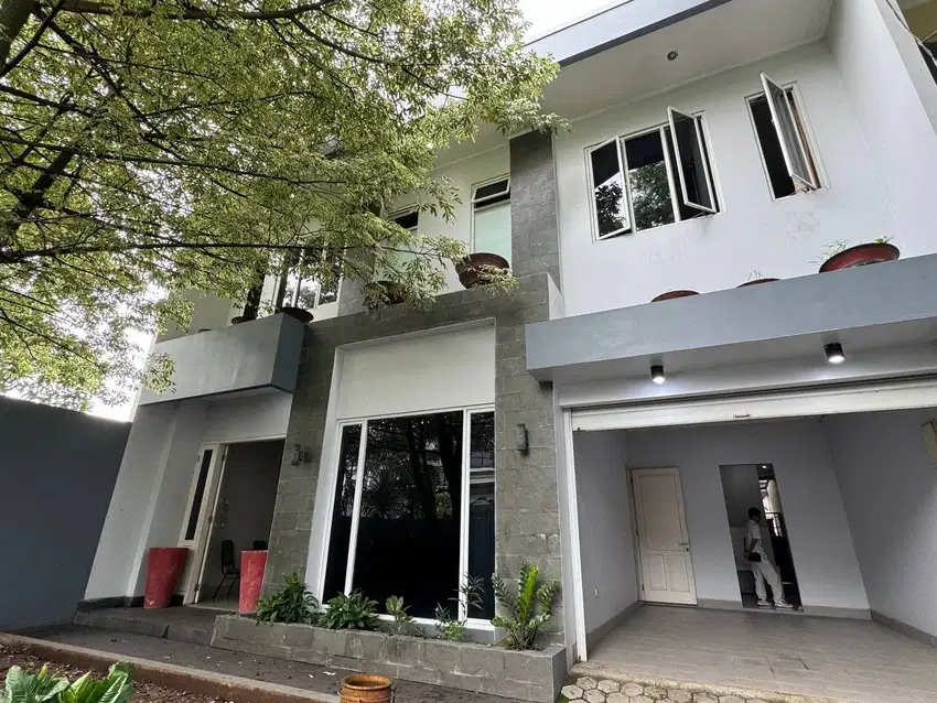 Cinere megapolitan rumah cantik halaman belakang luas