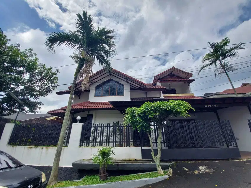 Cinere mega cinere rumah rapih halaman luas belakang informa