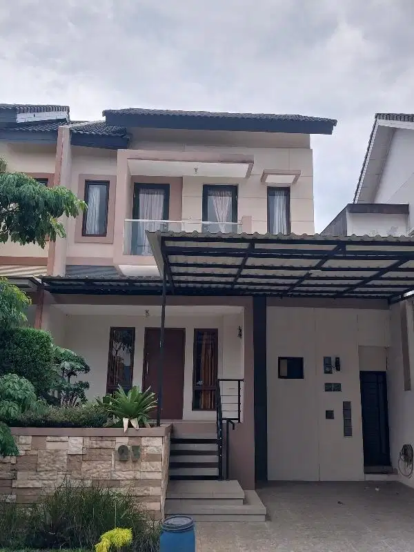 Disewa: Rumah Dua Lantai di Palem Semi, Tangerang