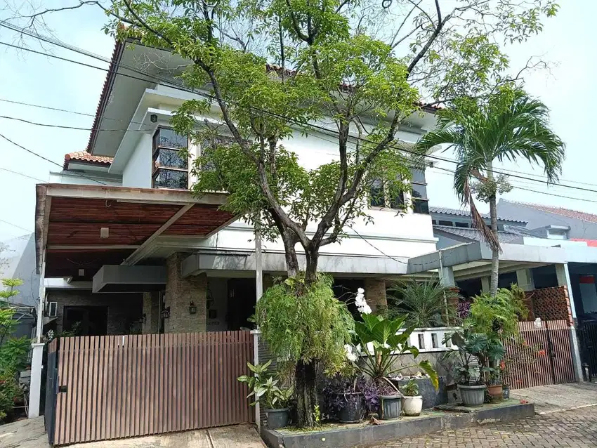 Dijual rumah bagus depan taman semi furnished di Jatibening Bekasi
