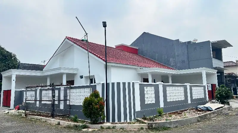 Jual rumah hoek baru di renov full