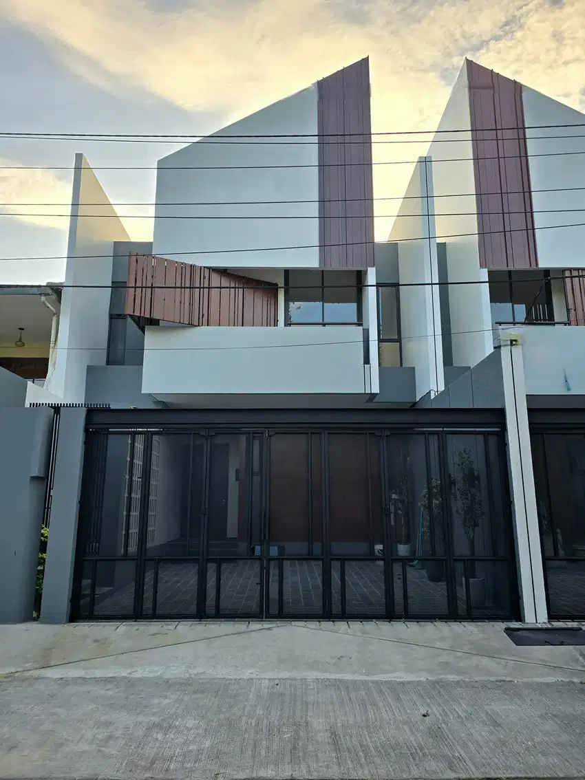 TURUN HARGA Rumah Modern Tropis Dalam Komplek Di Duren Sawit Jakarta T