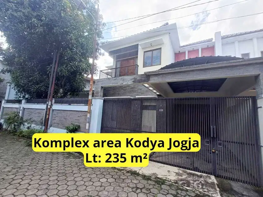Rumah Dalam Kota dengan Tanah Luas 235 m² Kompleks Nyaman