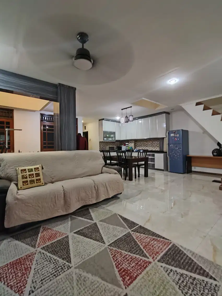 Rumah Bagus 2½ Lantai Di Bendungan Hilir